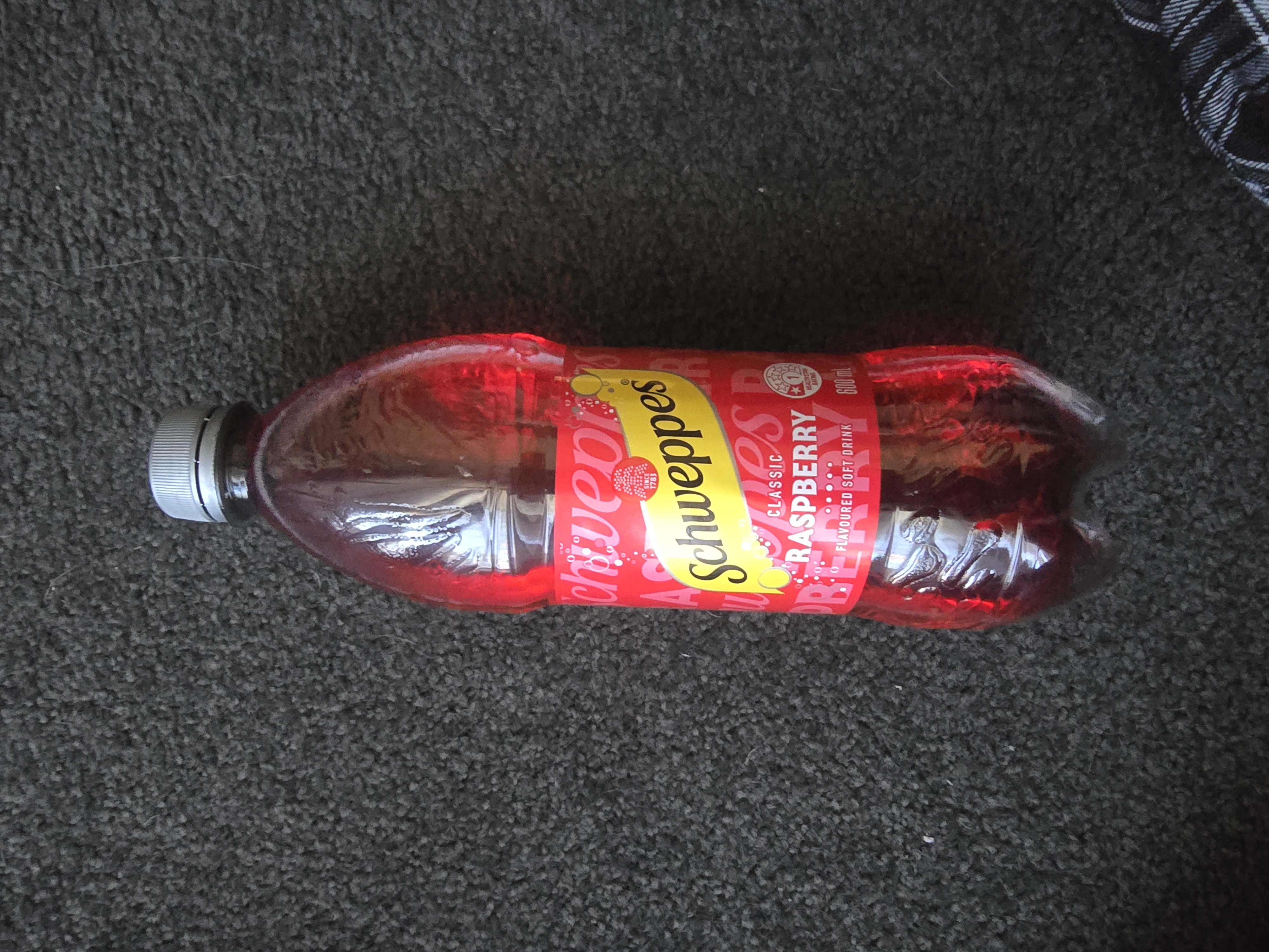 Schweppes Raspberry Soda 600ml